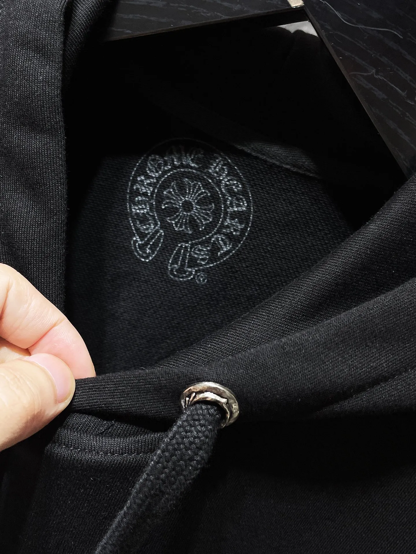 P246 Chrome Hearts Autumn and Winter 25ss. Counter synchronization. High gram weight, environmentally friendly and high-quality top-grade fabric. Big horseshoe deadly doll hooded sweatshirt. Imported environmentally friendly glue printing and dyeing. Counter synchronization. Re-engraved version 1:1. Recommended color: black. Size: S, M, L, XL.